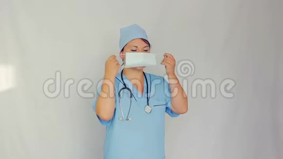 女医生用纱布包扎她的脸然后离开了框架视频的预览图