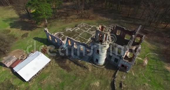 乌克兰森林附近中世纪城堡鸟瞰图视频的预览图