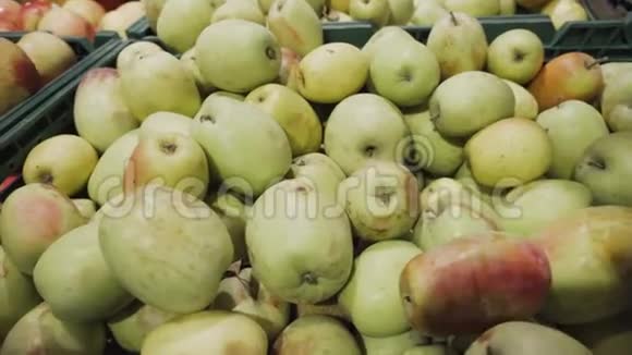 一堆青苹果堆在超市里视频的预览图