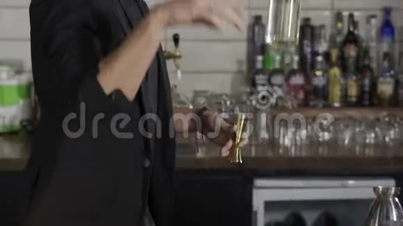 酒吧服务员拿着瓶子在酒吧里倒鸡尾酒视频的预览图