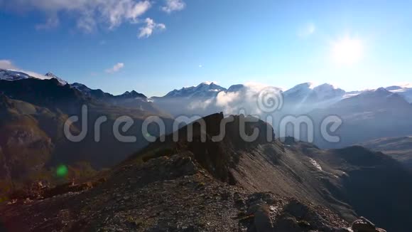 日出时马特霍恩峰区的全景晴天深蓝色的天空视频的预览图