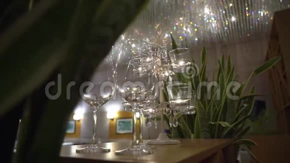 提供饮料和蜡烛装饰餐厅的眼镜视频的预览图