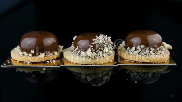 甜点手连续摆放法式迷你摩丝糕点甜点上面覆盖着巧克力釉视频的预览图
