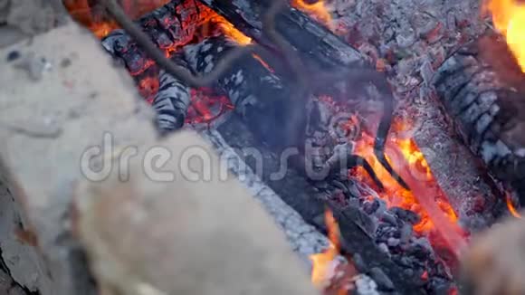 铁匠工作金属工匠村里私人铁匠铺的高地人在铁匠烧木头视频的预览图
