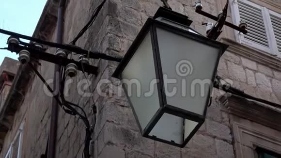 4K挂在杜布罗夫尼克建筑立面上的路灯或灯视频的预览图