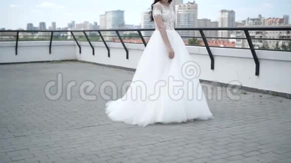 优雅的新娘站在屋顶上视频的预览图