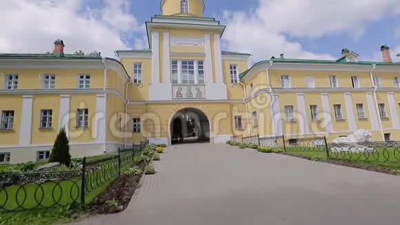 东正教教堂黄白色映衬着美丽的蓝天视频的预览图