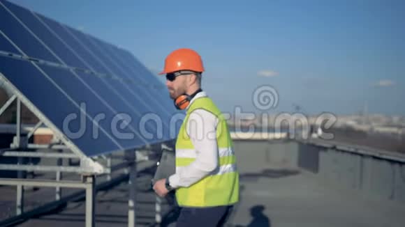 太阳能电池专家正转过身朝摄像机走去视频的预览图