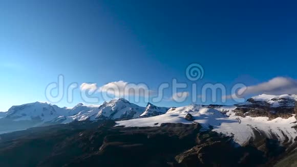 日出时马特霍恩峰东北景色的全景在晴朗的一天深蓝色的天空马特角视频的预览图