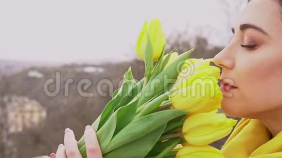 深褐色头发的女人喜欢心爱的男人送来的黄色郁金香视频的预览图