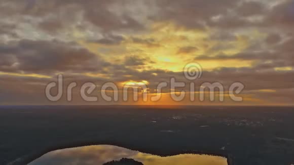 清晨日出湖畔金色的日出照亮视频的预览图