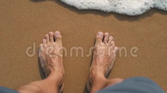 沙滩旅行人走着海浪沙滩在沙滩上留下脚印男性双脚特写细节特写视频的预览图