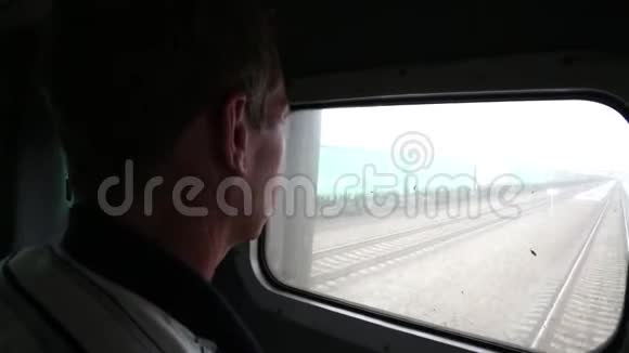 一个人看着火车的车窗外视频的预览图