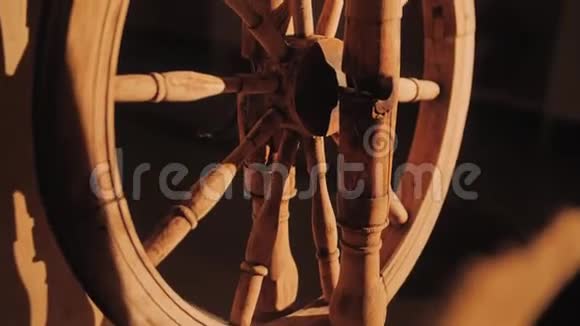 历史国家博物馆的旧木纱机设备的特写视频的预览图