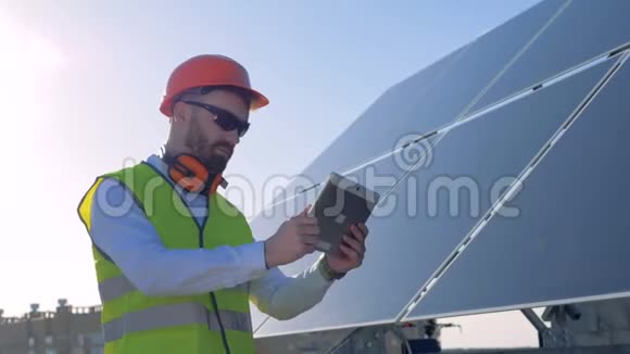 专家正在检查太阳能电池板的质量生态能源保育概念视频的预览图