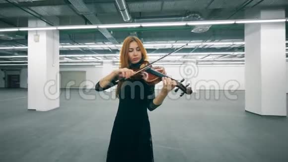 宽敞的空厅一个女人拉小提琴视频的预览图