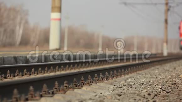 铁路轨道上的旧火车车轮经过照相机近距离射击视频的预览图
