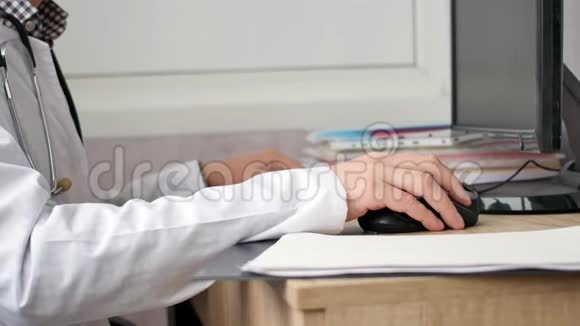 男性医生在他的个人电脑上工作视频的预览图