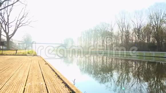 薄雾般的日出在运河上流逝视频的预览图