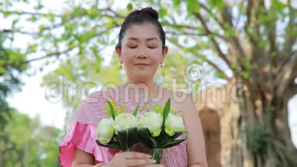 泰国ayuthaya的泰国传统服装系的亚洲妇女视频的预览图