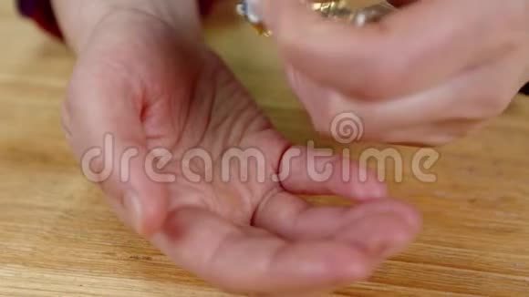 一位身材高大的女士用手捏出水泡视频的预览图