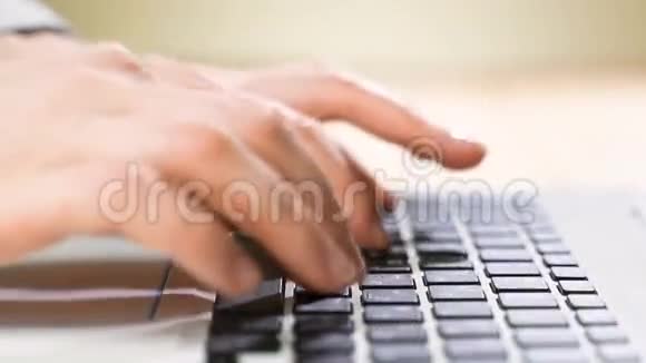 女性手在笔记本电脑键盘上打字技术在生活中视频的预览图
