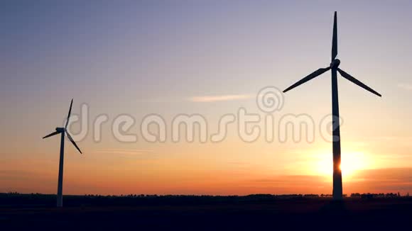 日落时用于野外电力生产的风车视频的预览图