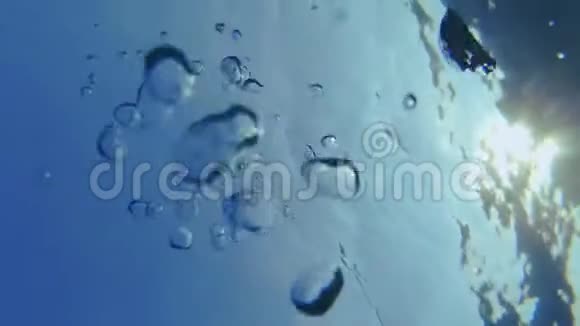 漂浮在水面上的氧元素泡沫视频的预览图