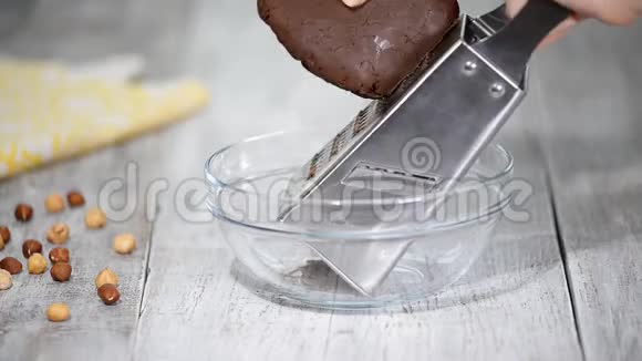 女人在玻璃碗里烤巧克力面团视频的预览图