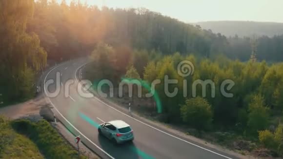 电动汽车在森林公路上行驶有技术辅助跟踪信息显示详细信息视频的预览图