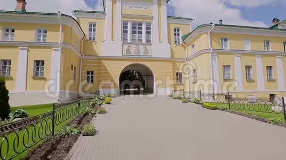 东正教教堂黄白色映衬着美丽的蓝天视频的预览图