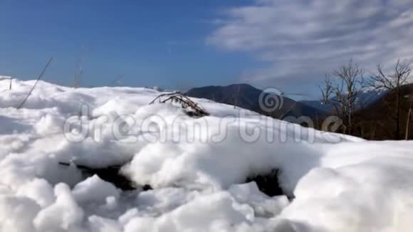 山上白雪皑皑峰峦叠嶂群山一村视频的预览图