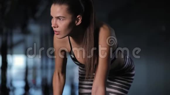 在健身房用哑铃锻炼的年轻女子视频的预览图