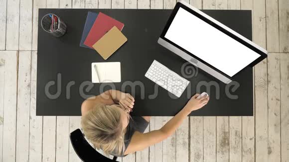 女孩在电脑屏幕上看白色显示器视频的预览图