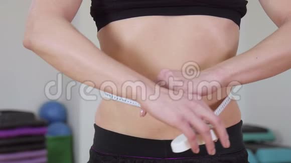 女孩测量腰部视频的预览图