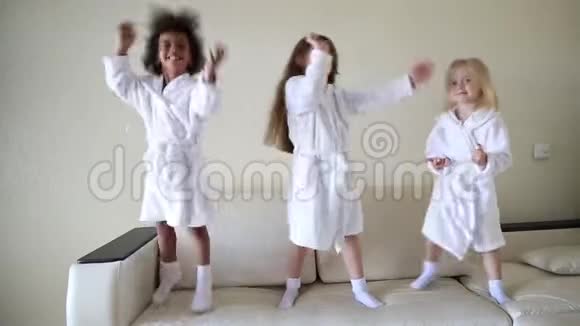 三个小女孩在沙发上跳视频的预览图