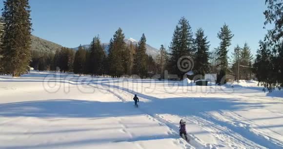 孩子们在雪地里玩4k视频的预览图