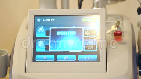 美容设备屏幕的特写水疗沙龙医疗设备视频的预览图