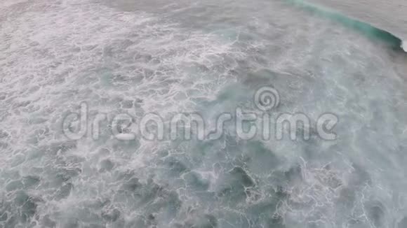 空中无人机在蓝色绿松石海洋上的视野巨浪巨大的膨胀和起泡西班牙视频的预览图