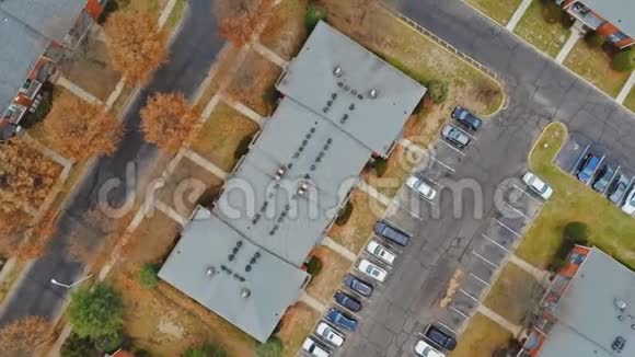 从鸟的高度俯瞰乡村小镇和停车场建筑物视频的预览图