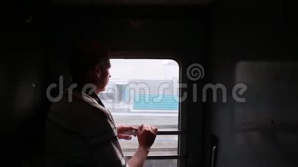 一个人看着火车的车窗外视频的预览图