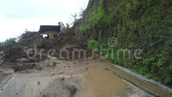 科迪勒拉悬崖山路上推土机推挤的泥石流碎片视频的预览图