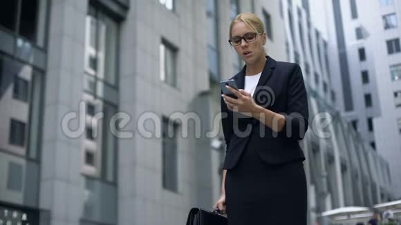 女商人通过智能手机在线观看交易担心投资视频的预览图