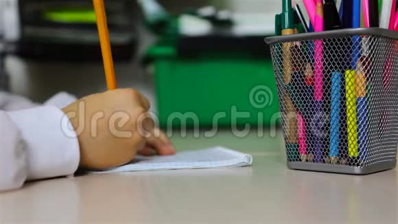 一个女学生桌子上的玻璃网里的五彩铅笔视频的预览图