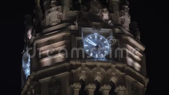 夜晚的西贝勒宫钟楼西班牙马德里视频的预览图