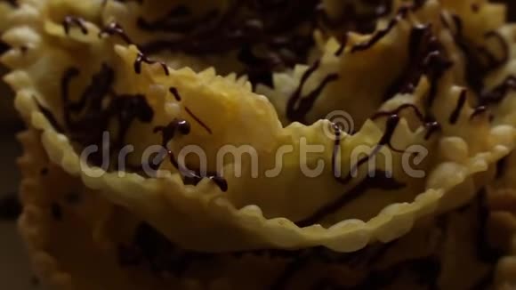 坎帕尼亚的典型甜点叫天蝎座上面覆盖着巧克力在狂欢节期间使用视频的预览图