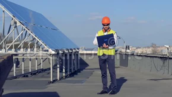 太阳能电池板和一名工程师站在上面太阳能概念生态动力保护理念视频的预览图