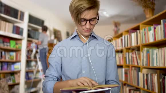 年轻人在图书馆的书架上找一本书视频的预览图