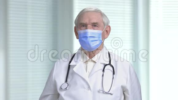 带注射器的忧郁的老医生视频的预览图