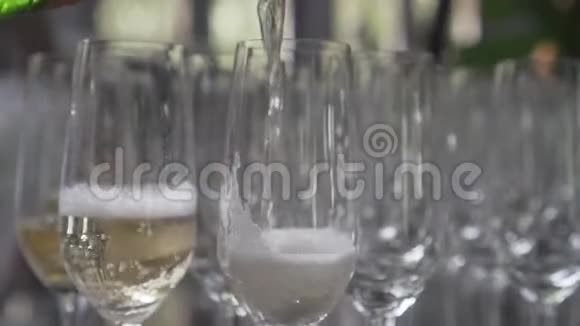 把香槟倒进玻璃杯里视频的预览图